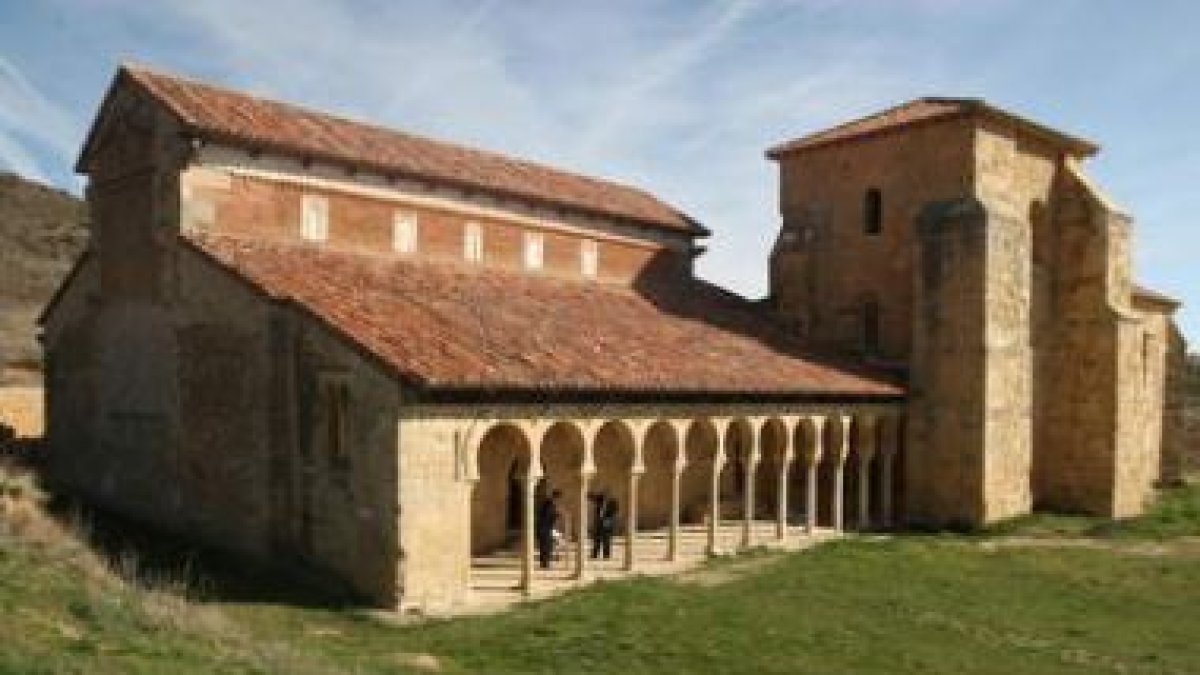 Vista exterior del monasterio mozárabe de San Miguel de Escalada.