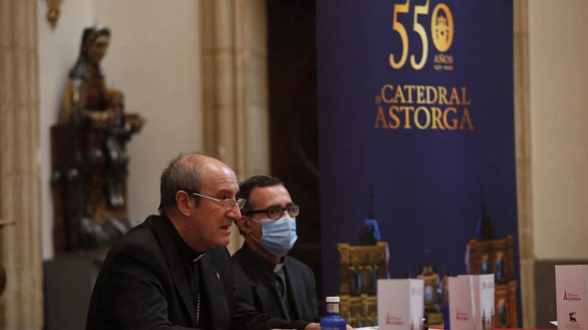 El obispo de Astorga y el deán de la Catedral, ayer. FERNANDO OTERO