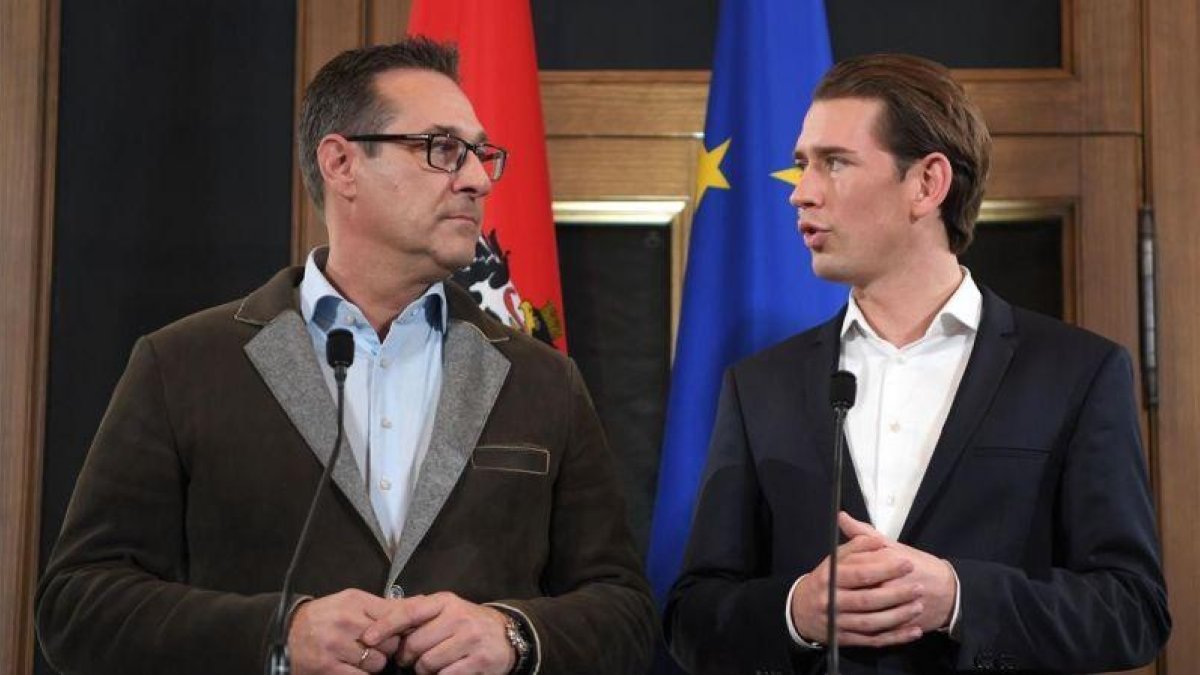 El democristiano austriaco Sebastian Kurz (derecha) y el ultraderechista Heinz-Christian Strache, el 15 de diciembre del 2017, en Viena.