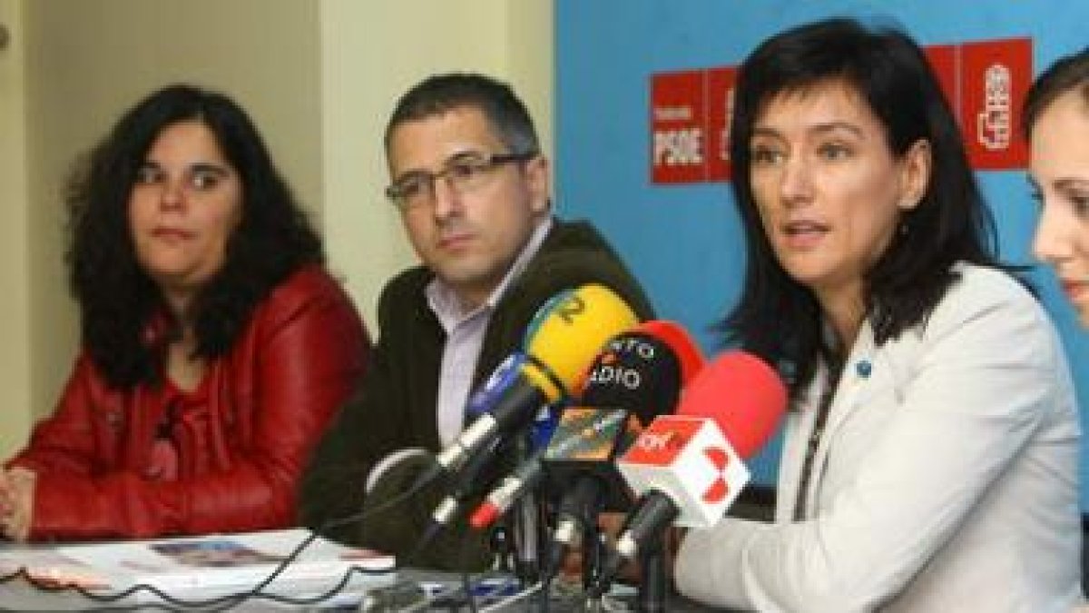 Hugo Morán y Belén Fernández, ayer en la sede comarcal del PSOE en Ponferrada.