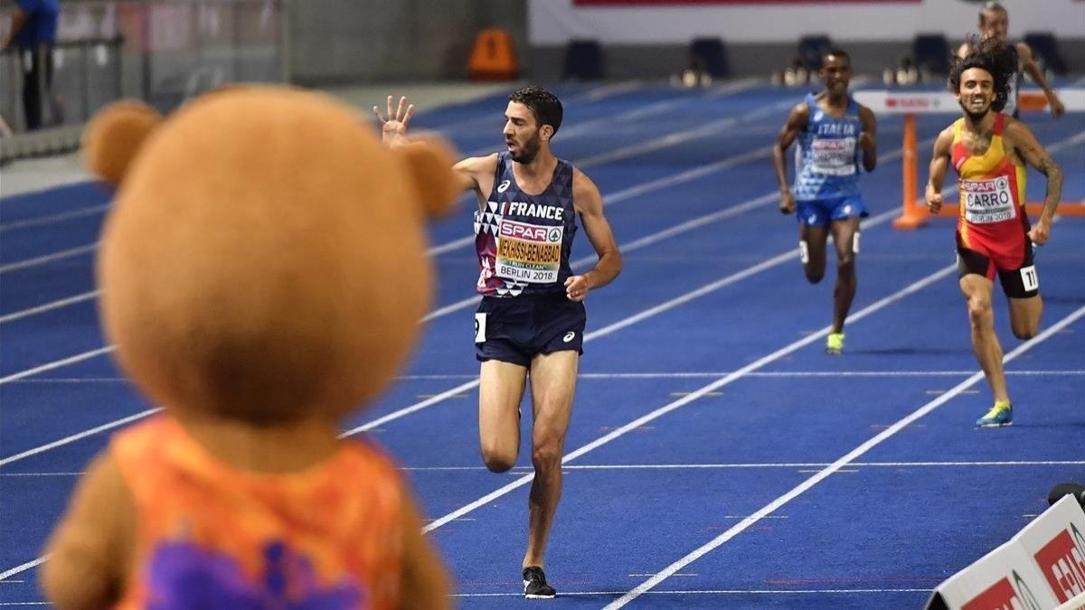 Fernando Carro, detrás del francés Mekhissi-Benabbad, en la recta final de los 3.000 metros obstáculos. /