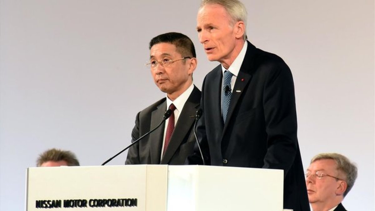 Saikawa, en segundo término y Jean-Dominique Senard, en la junta de accionistas.