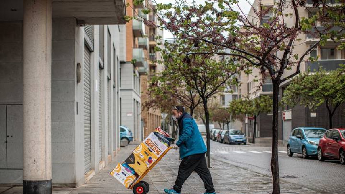 Un trabajador, en Valencia, provee de alimentos a sus clientes. BIEL ALIÑO