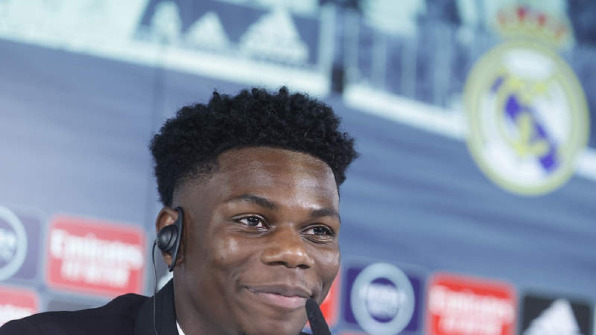 El nuevo futbolista francés del Real Madrid Aurélien Tchouaméni durante su presentación. EMILIO NARANJO