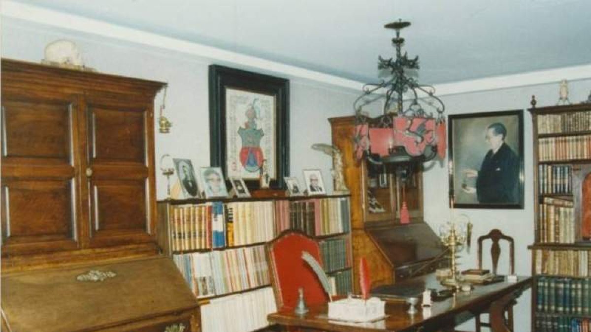 La donación incluye una biblioteca y mobiliario de su despacho.