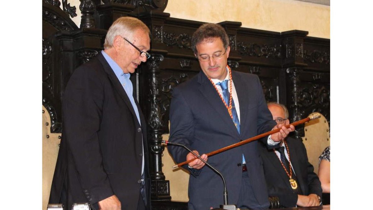 García recoge el bastón de mando de manos de Tomás Álvarez, el concejal de mayor edad.