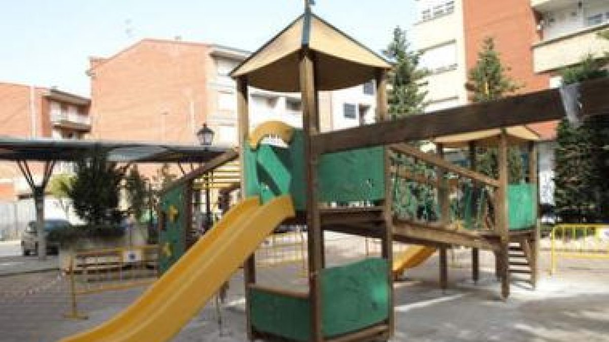 Nuevos elementos de juego infantil colocados en la Plaza de Santa Teresa.