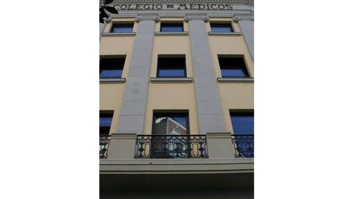 Imagen exterior de la sede del Colegio de Médicos de León