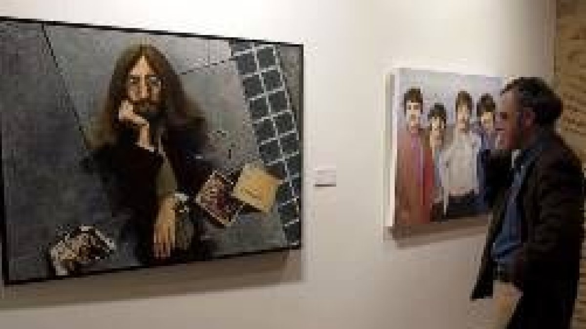 Un visitante contempla la exposición realizada por 40 artistas segovianos sobre The Beatles