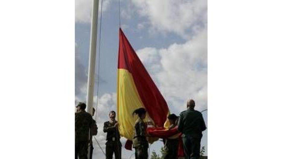 Los soldados izan la bandera durante el ensayo general