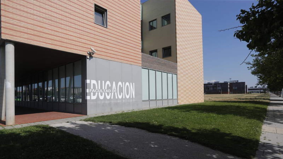 La principal opción que bajara la Universidad de León es ampliar el edificio en esta zona, lindante con la calle Jesuitas. JESÚS F. SALVADORES