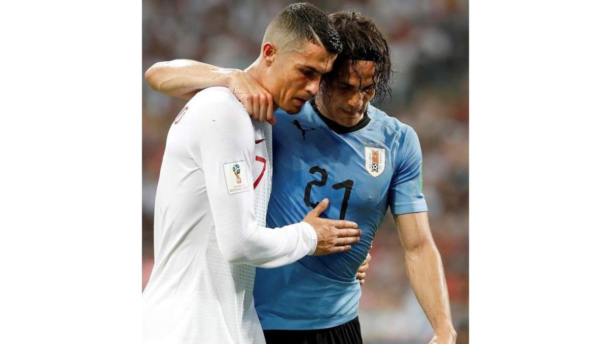 Cristiano Ronaldo, a la izquierda, abandona el Mundial ante un Cavani en plan estrella. JUAN HERRERO