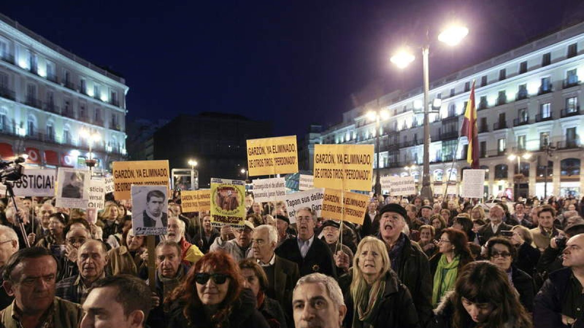 El diputado de IU Gaspar Llamazares durante la concentración de ayer a favor de Garzón.