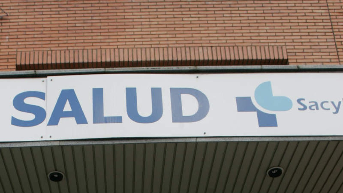 Distintivo de un centro de salud en la capital leonesa. SECUNDINO PÉREZ