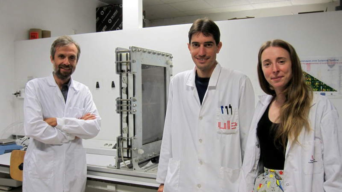 Adrián Escapa, Raúl Mateos e Isabel San Martín en uno de los laboratorios de la ULE. DL