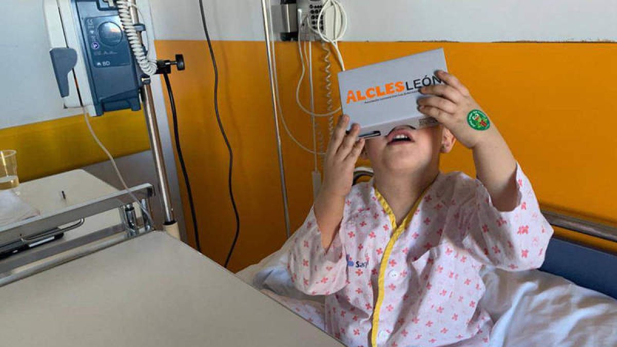 Una de las pacientes más pequeñas del Caule que utiliza el programa de Alcles para aliviar su estancia hospitalaria. DL