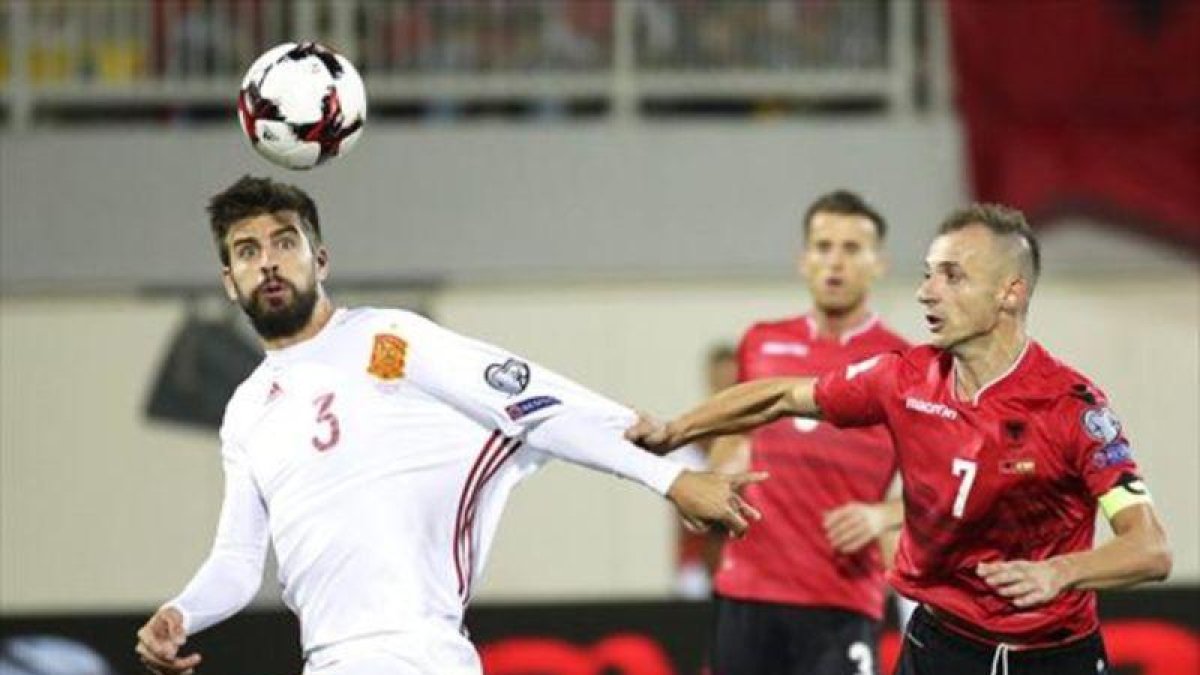 Piqué intenta un remate, durante el partido contra Albania.