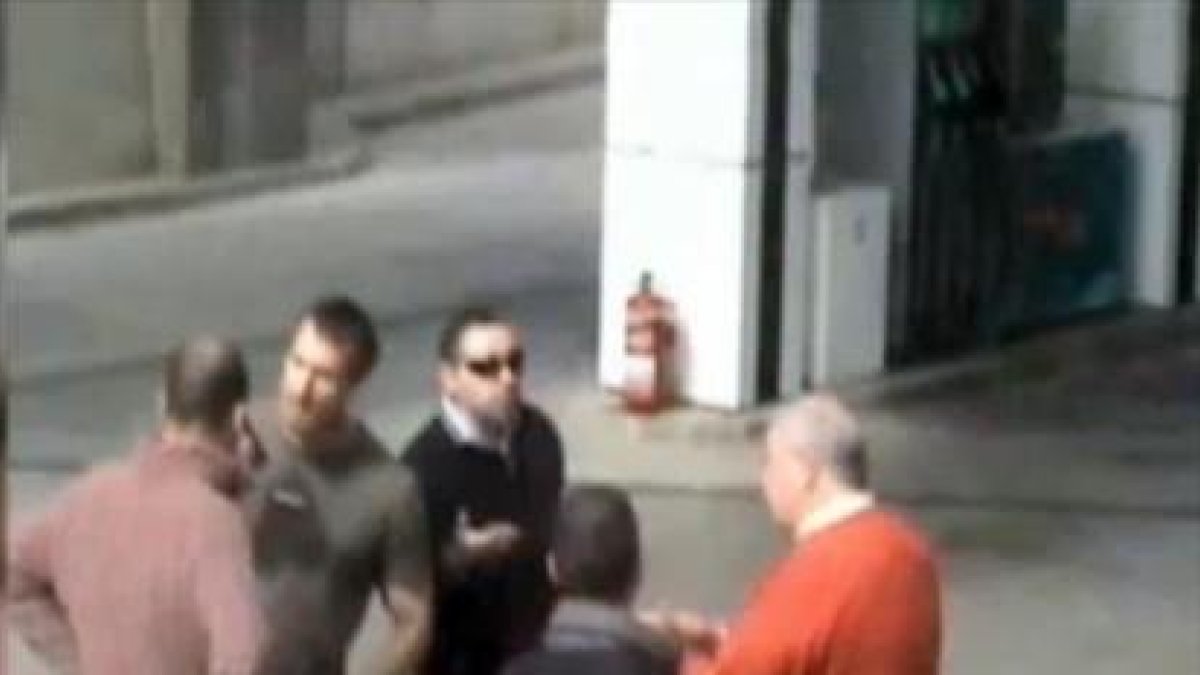 Dos imágenes del vídeo de la cámara de seguridad de la gasolinera.