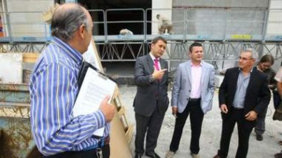 Carlos López Riesco durante su visita a las obras de la plaza de la M, en construcción.