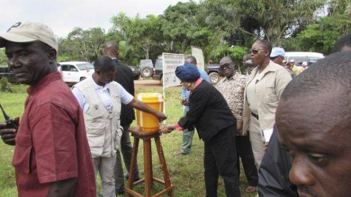 La presidenta de Liberia, Ellen Johnson-Sirleaf, se lava las manos a las afueras de Ganta.