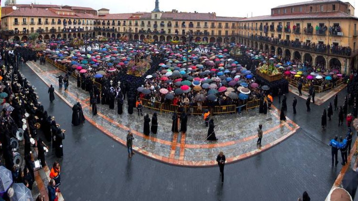 La plaza Mayor de León abarrotada el Viernes Santo a la espera del Encuentro organizado por la cofradía Dulce Nombre de Jesús Nazareno