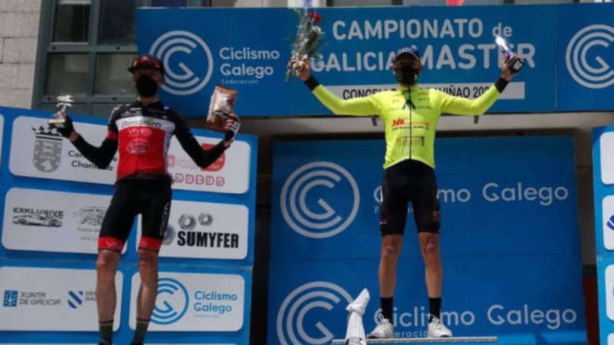 Juan Vigil en lo alto del podio del Gran Premio Ribeira Sacra. DL