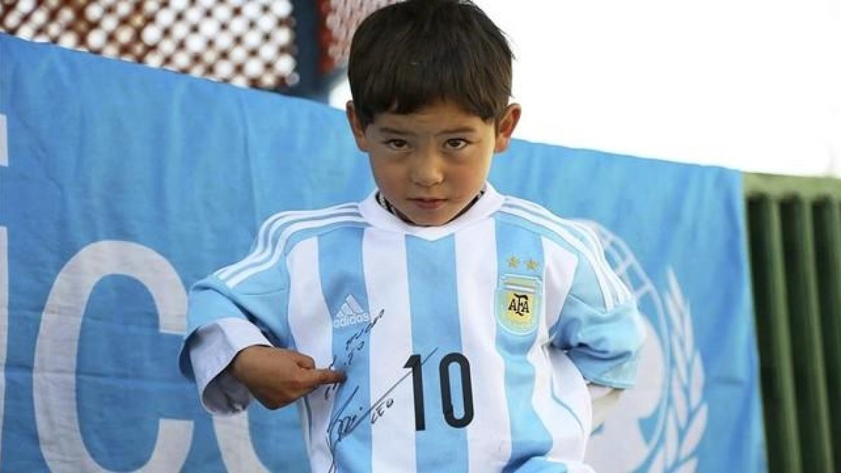 El niño Murtaza muestra con orgullo la dedicatoria de Messi en la camiseta de la selección argentina