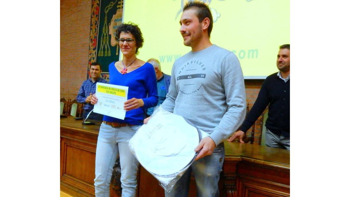 Nila Quindós Martín-Granizo recoge el premio a la mejor miel de León