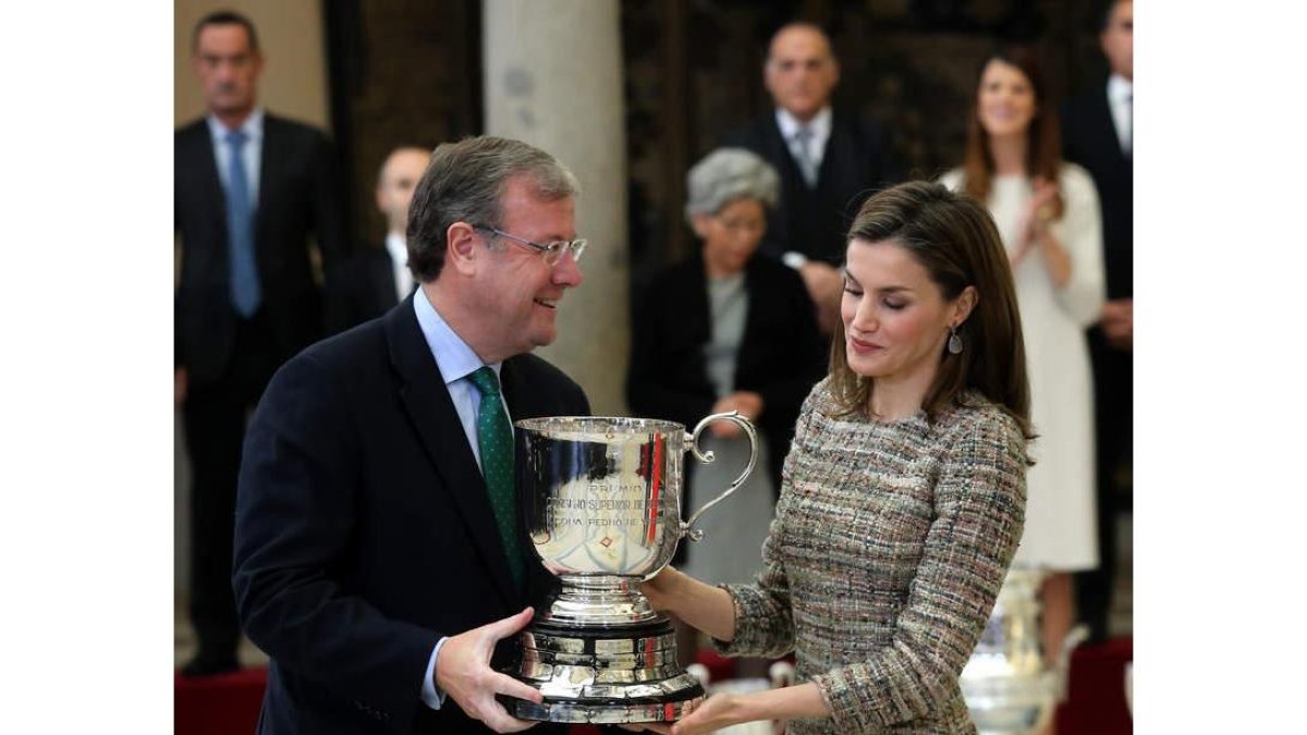 Silván recibe de manos de la reina Letizia el trofeo de Mejor Entidad Local Española concedido al Ayuntamiento de León. RAQUEL P. VIECO