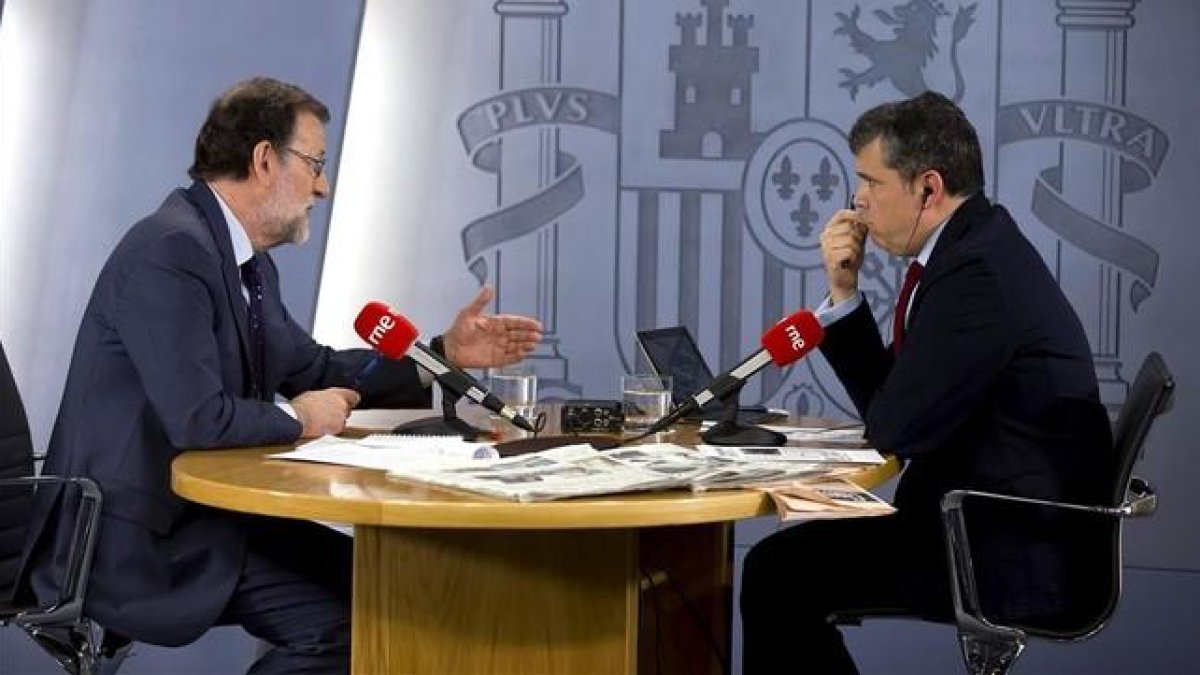 El presidente del Gobierno en funciones, Mariano Rajoy, durante la entrevista que ha concedido este lunes a RNE.