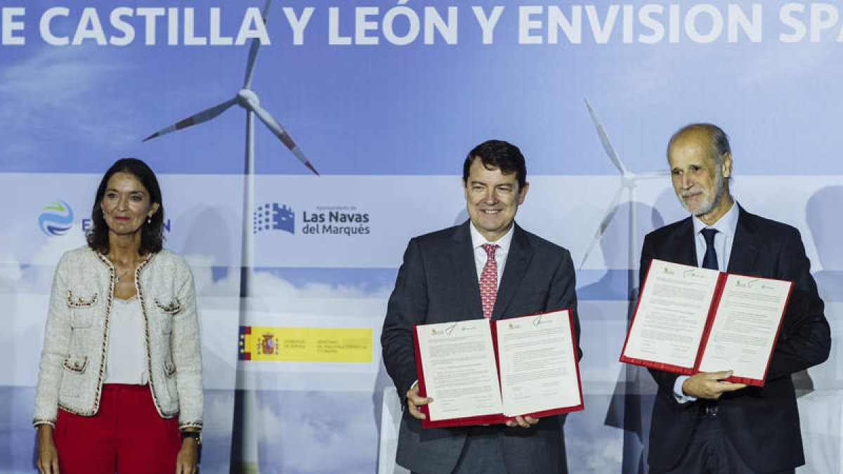 Mañueco y el presidente de Envisión en España, José Domínguez, ayer, con la ministra Maroto. RAÚL SANCHIDRIÁN