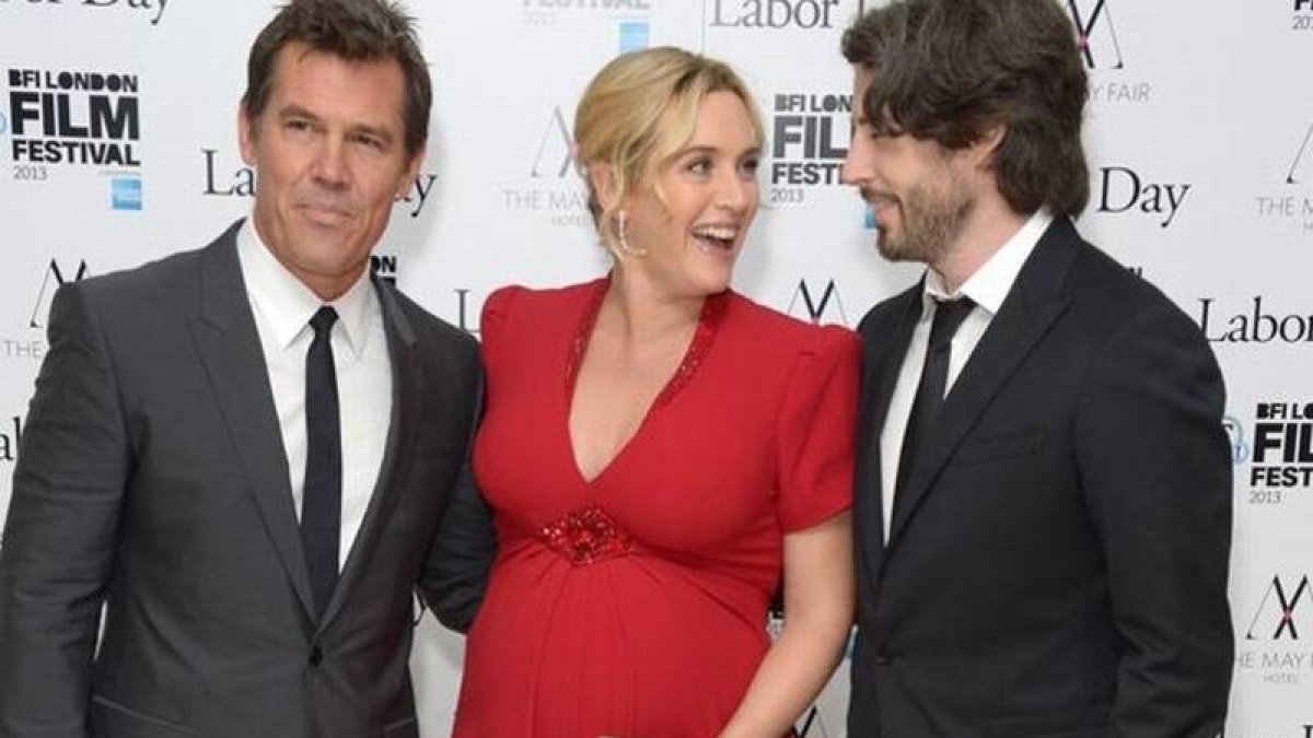 Kate Winslet, entre el actor Josh Brolin (izquierda) y el director Jason Reitman, en la gala del festival de cine de Londres.