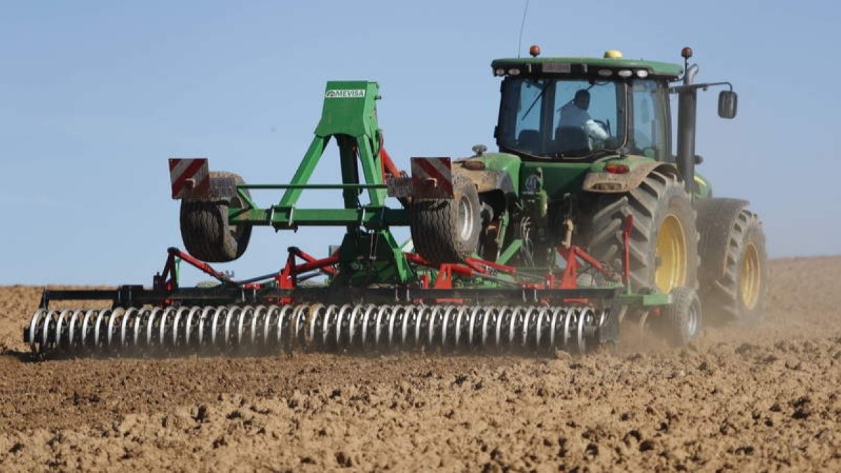 Un tractor prepara el campo en una finca de León. JESÚS F. SALVADORES