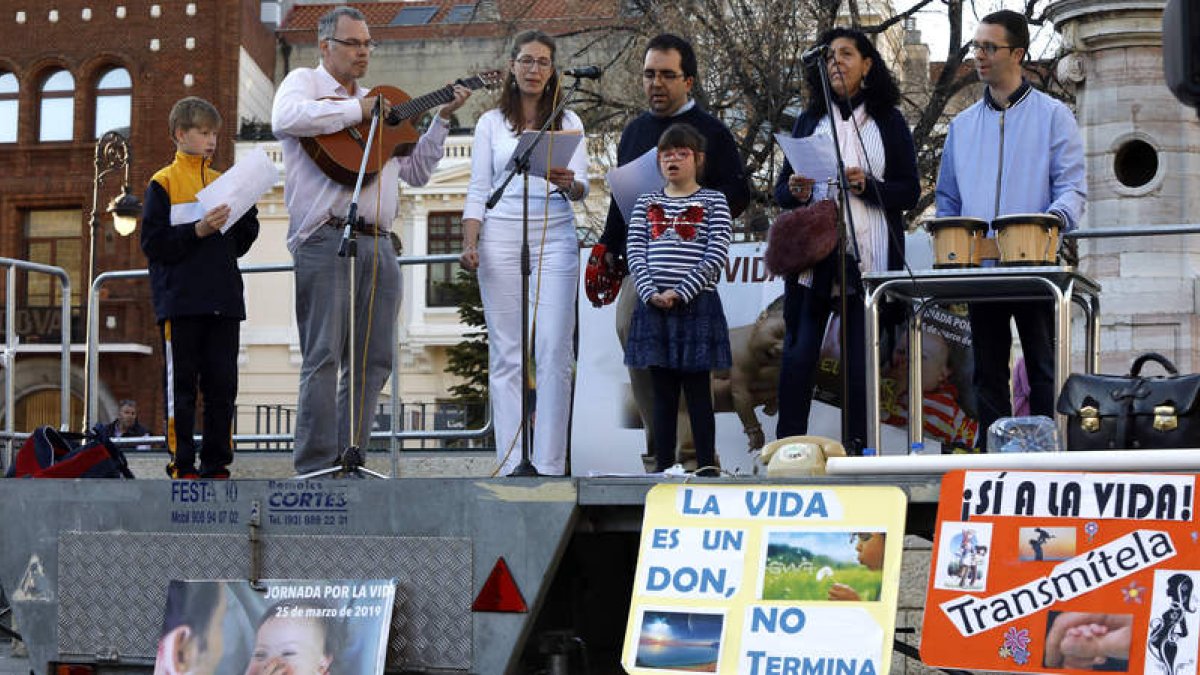Familias participantes en los actos celebrados en la Plaza de San Marcelo. MARCIANO PÉREZ