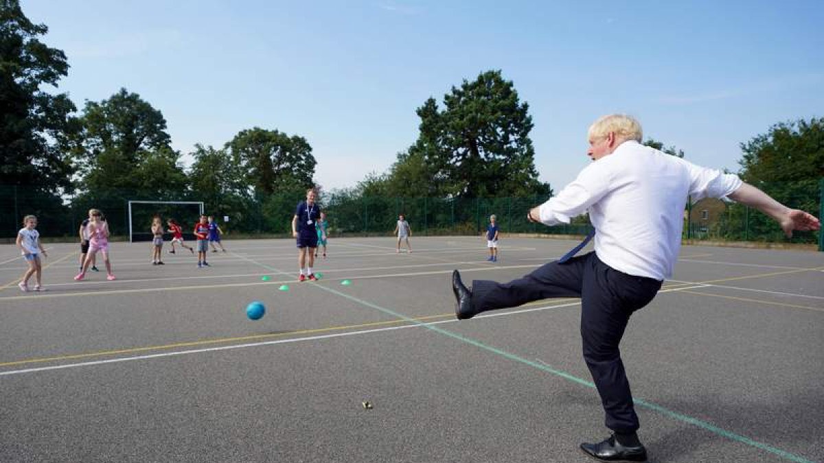 Boris Johnson juega un partido en una escuela de primaria. PIPPA FOWLES