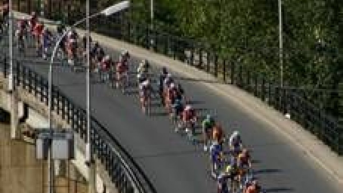 Los ciclistas enfilaban en el Puente Mascarón la última parte de la etapas