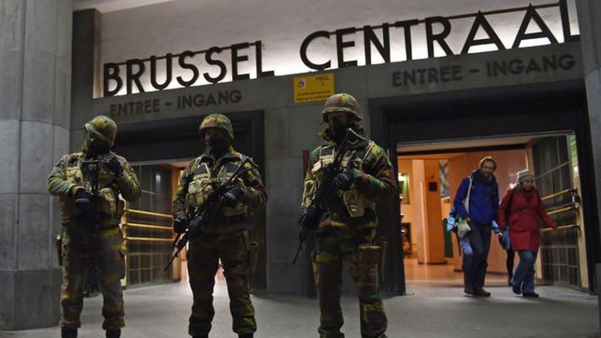 Soldados enmascarados frente a la estación central de Bruselas.