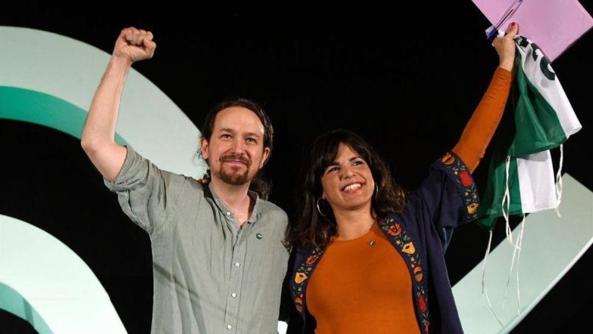 El secretario general de Podemos, Pablo Iglesias, junto a la líder de Adelante Andalucía, Teresa Rodríguez
