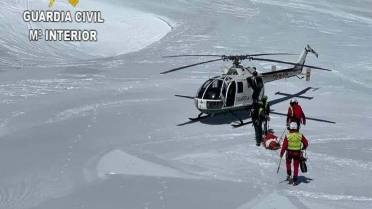 El helicóptero de la Guardia Civil, en el lugar del accidente. DL