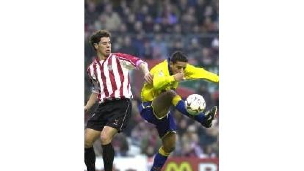 Asier disputa un balón con el jugador canario del Villarreal, Guayre