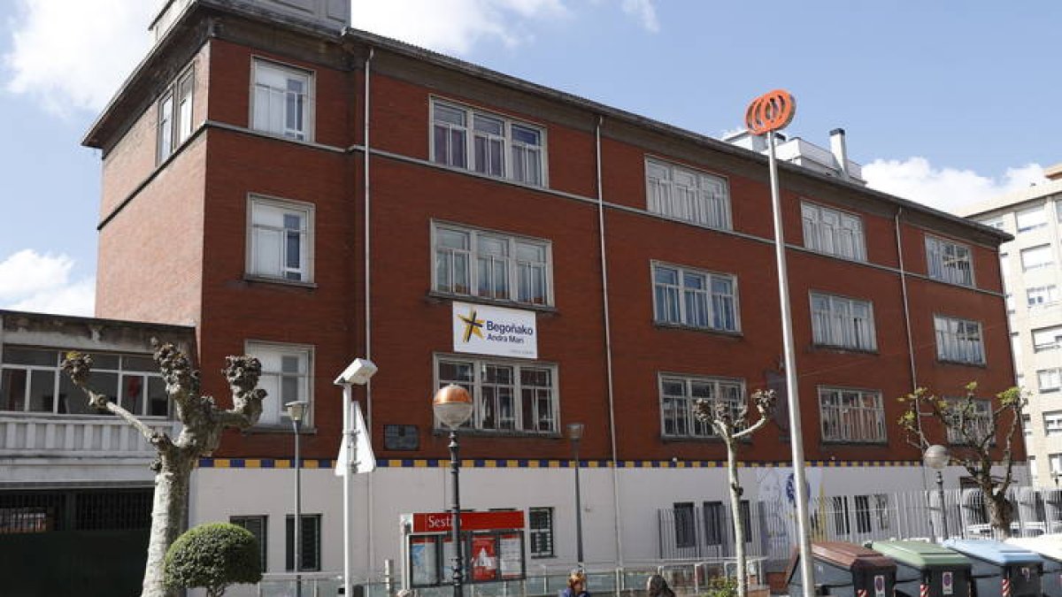 Vista exterior de un colegio de Sestao (Bizkaia) en el que un niño de 12 años falleció en la tarde del pasado domingo tras recibir un balonazo mientras jugaba con amigos, según publica este lunes El Correo. EFE / MIGUEL TOÑA