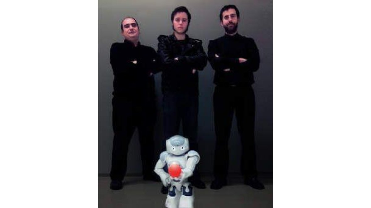 Miguel Carriegos, Juan Felipe García, Vicente Matellán y el robot Nao, vistos por usted y por Nao.