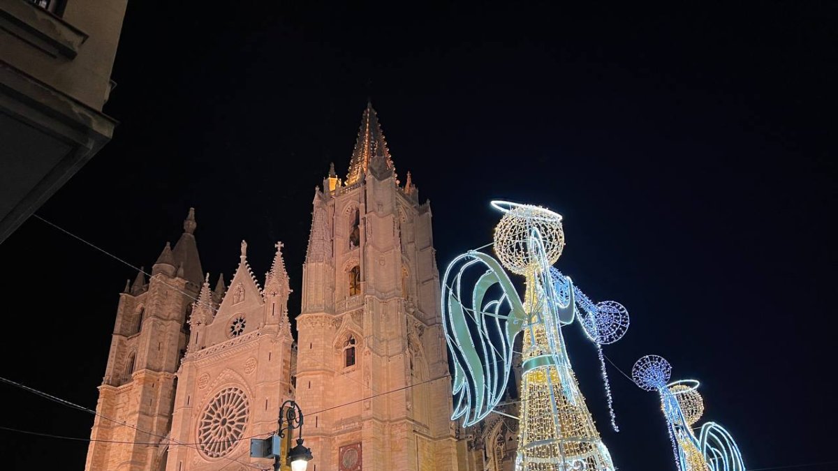 Iluminación navideña en la Catedral. DL