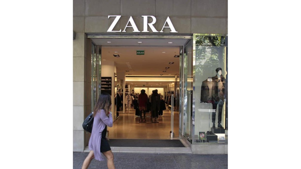 Una mujer pasa ante un comercio de Zara.