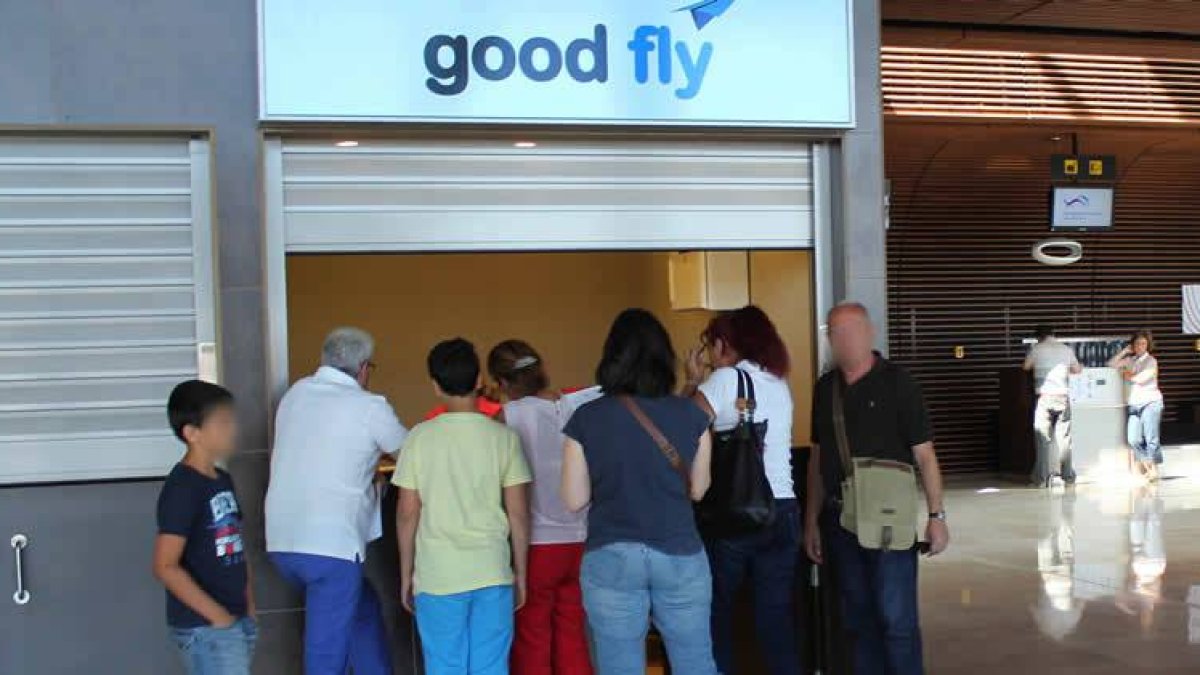 Pasajeros afectados por la cancelación de un vuelo a Menorca presentan queja ante Good Fly.