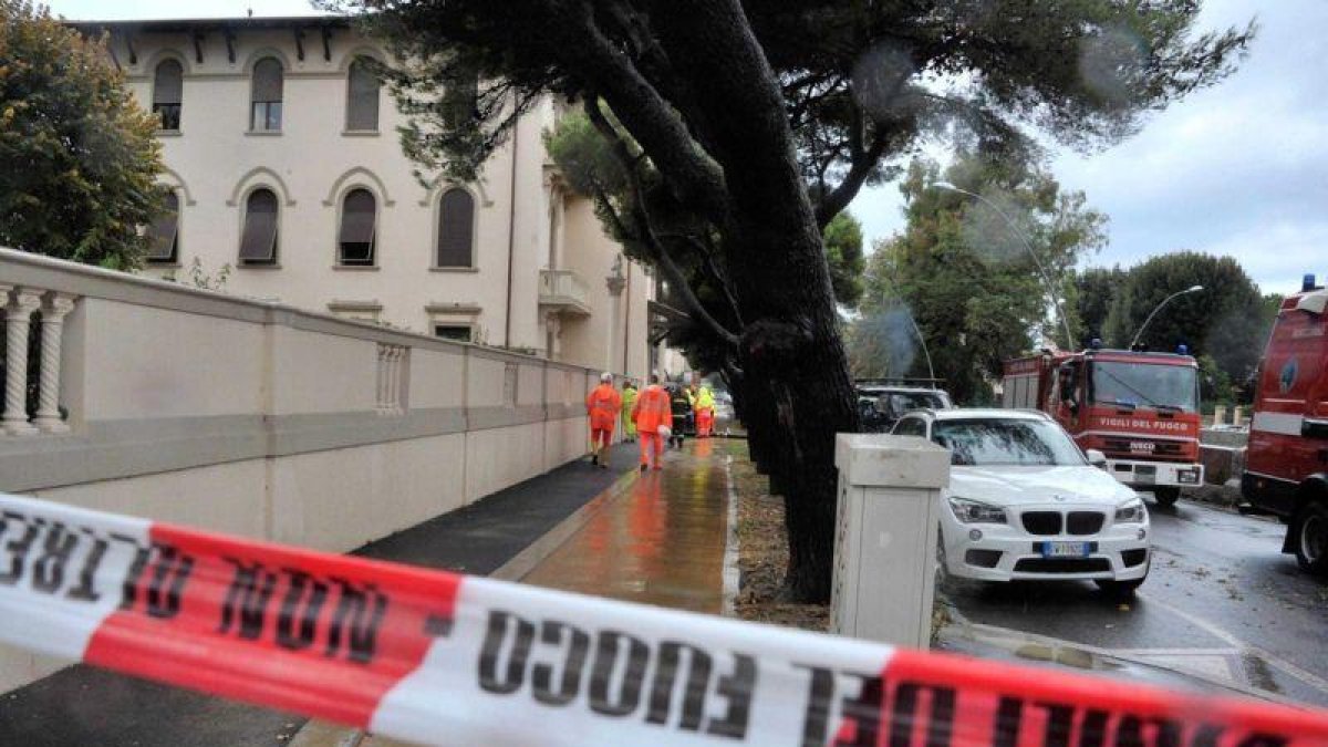 Los equipos de rescate han acordonado un edificio, en Livorno, donde se han encontrado los cuerpos de cinco personas.