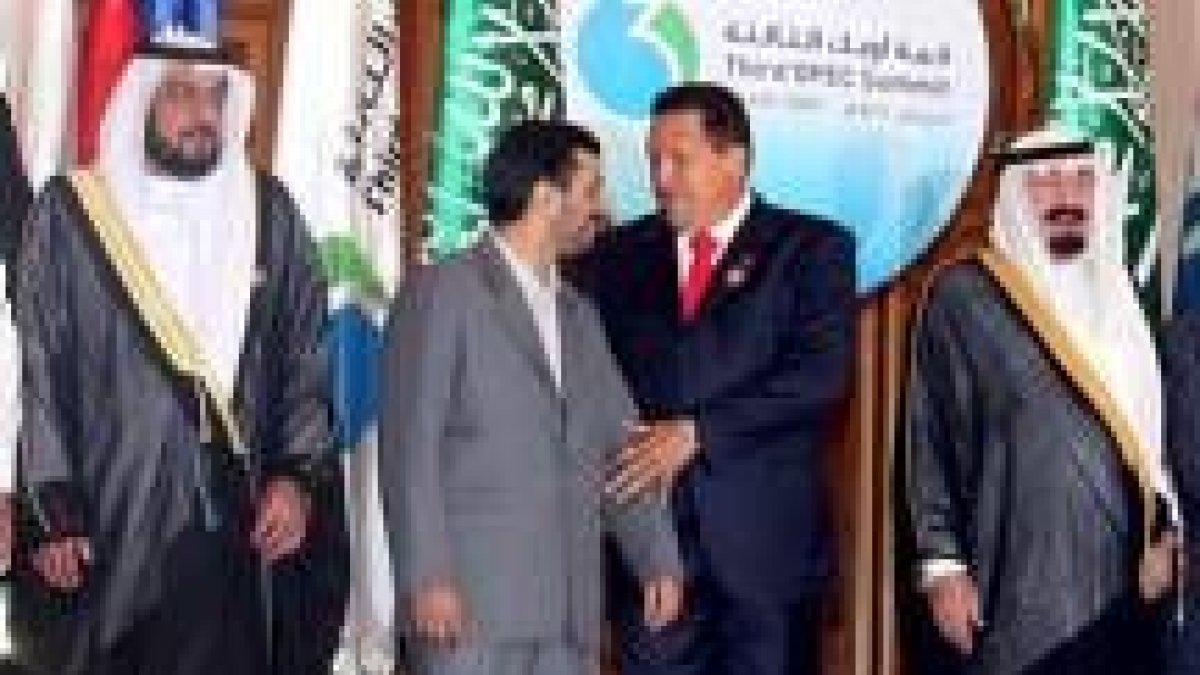 Chávez conversa con el presidente iraní en la inauguración de la OPEP