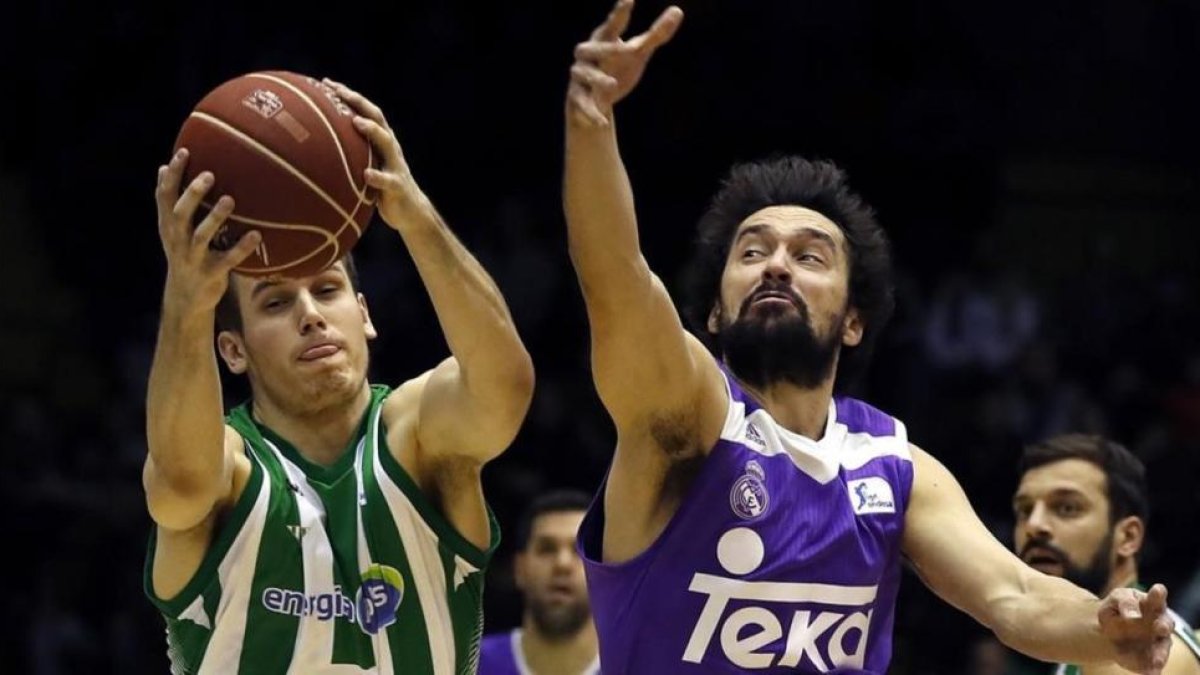 El base del Betis Radicevic pugna con Llull, del Madrid.