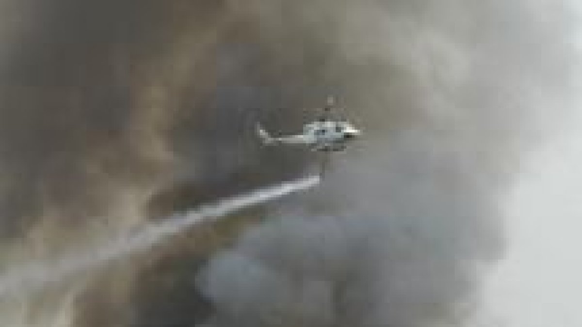 Un helicóptero extinguiendo un incendio en Santovenia del Monte