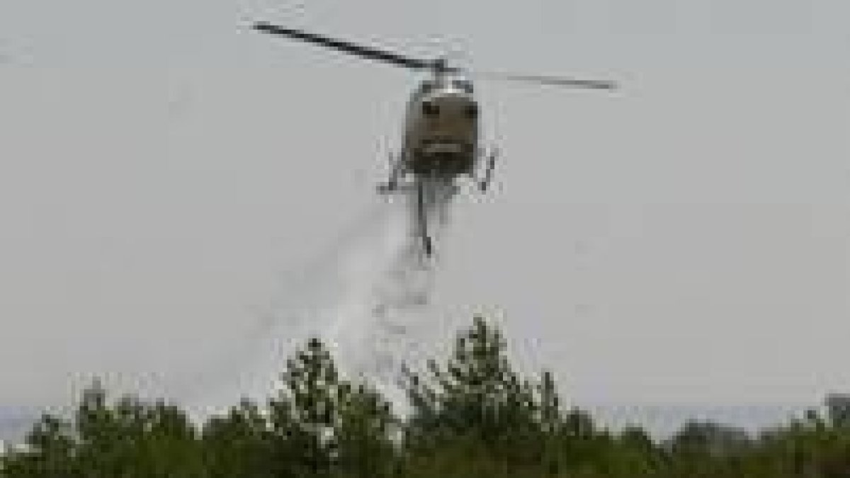 Los helicópteros son una de las herramientas básicas contra el fuego